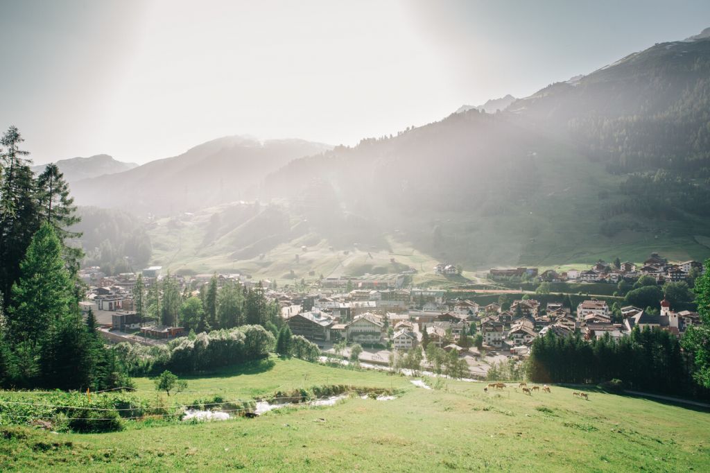 St. Anton erleuchtet - Das Dorf liegt sonnenverwöhnt am Arlberg. - © TVB St. Anton am Arlberg_West Werbeagentur, Alexandra Genewein